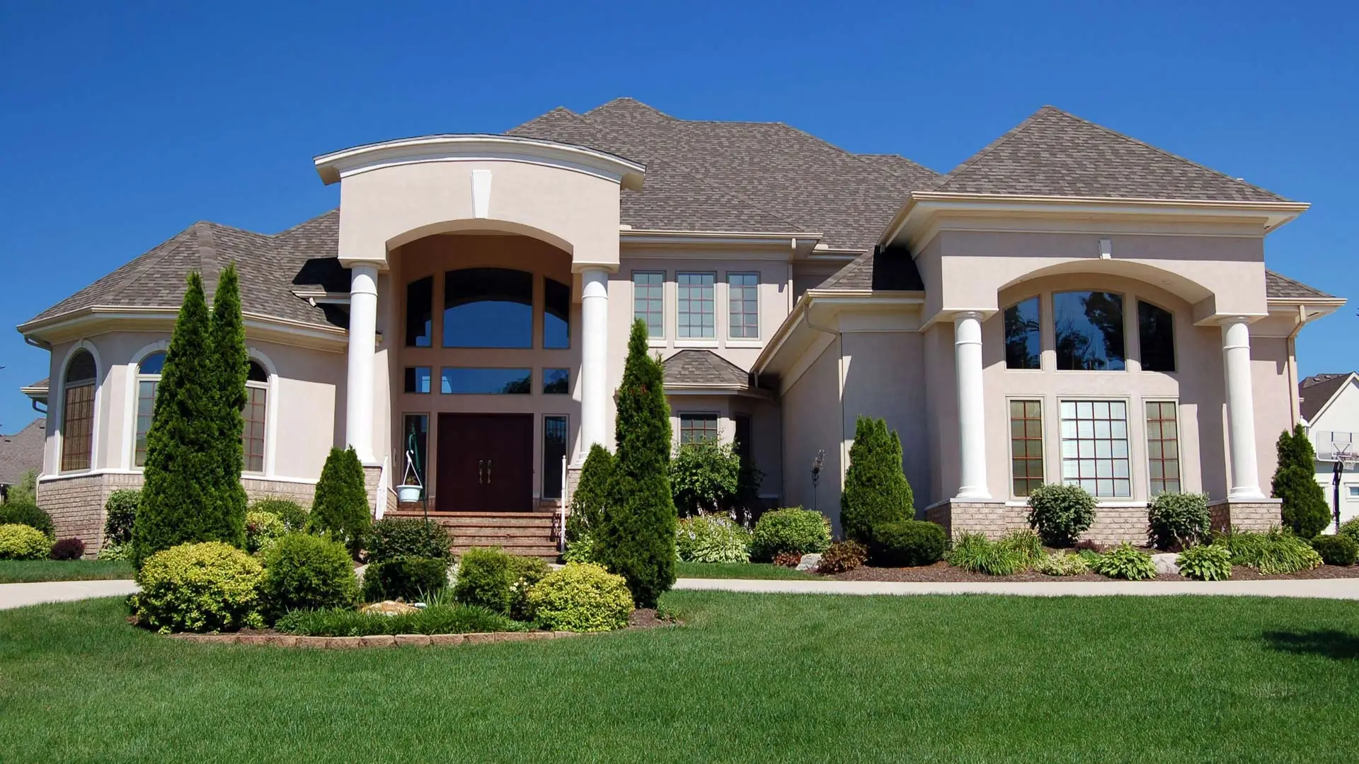 A home with healthy lawn cared by professionals in Newtown, PA.